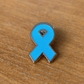 Blue Ribbon Ansteckschleife aus Metall